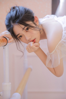 女生穿走光内衣